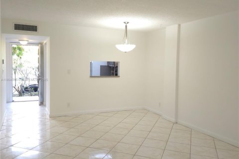 Condominio en alquiler en Lauderdale Lakes, Florida, 1 dormitorio, 65.5 m2 № 1949940 - foto 2