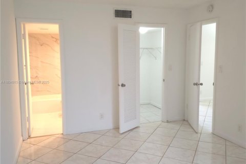 Condominio en alquiler en Lauderdale Lakes, Florida, 1 dormitorio, 65.5 m2 № 1949940 - foto 5