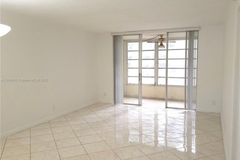 Condominio en alquiler en Lauderdale Lakes, Florida, 1 dormitorio, 65.5 m2 № 1949940 - foto 1
