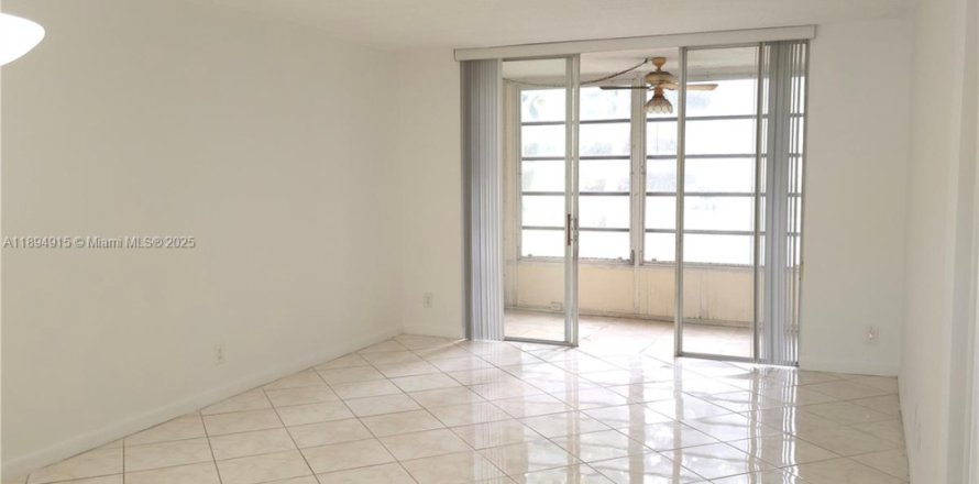 Condominio en Lauderdale Lakes, Florida, 1 dormitorio № 1949940