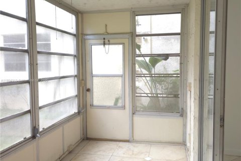 Condominio en alquiler en Lauderdale Lakes, Florida, 1 dormitorio, 65.5 m2 № 1949940 - foto 3