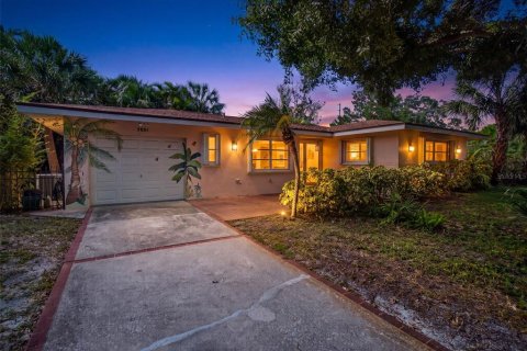 Villa ou maison à louer à Gulfport, Floride: 2 chambres, 103.4 m2 № 2432680 - photo 2