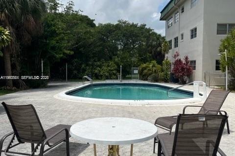 Copropriété à vendre à Hallandale Beach, Floride: 2 chambres, 87.33 m2 № 2081028 - photo 13