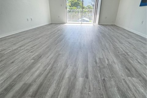 Studio à Condo à North Miami, Floride  № 2039762