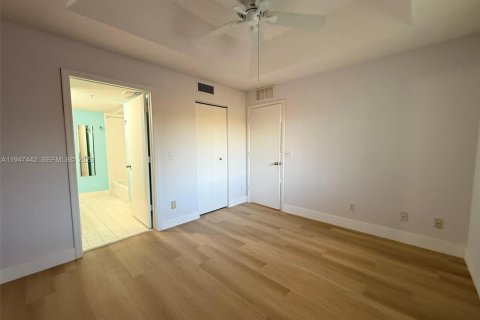 Condo in Tamarac, Florida, 1 bedroom  № 2003386 - photo 9