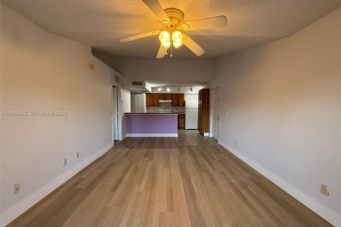 Condo in Tamarac, Florida, 1 bedroom  № 2003386 - photo 3