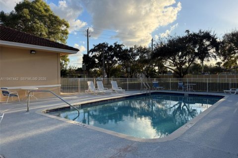 Condo in Tamarac, Florida, 1 bedroom  № 2003386 - photo 11