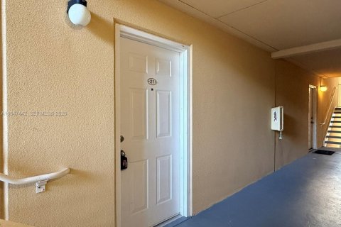 Condo in Tamarac, Florida, 1 bedroom  № 2003386 - photo 2