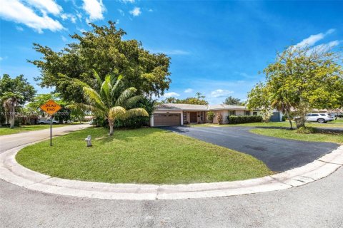 House in Coral Springs, Florida 4 bedrooms, 202.25 sq.m. № 1676526 - photo 2