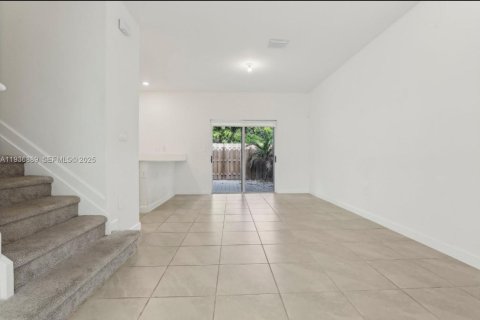 Townhouse in Homestead, Florida 3 bedrooms, 137.77 sq.m. № 1994807 - photo 2