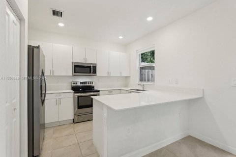 Townhouse in Homestead, Florida 3 bedrooms, 137.77 sq.m. № 1994807 - photo 3