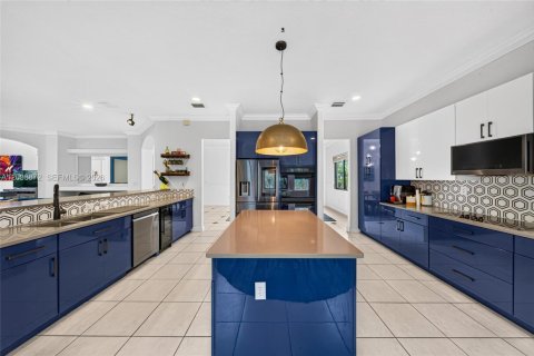 Купить виллу или дом в Катлер-Бей, Флорида 5 спален, 438.22м2, № 2402254 - фото 14