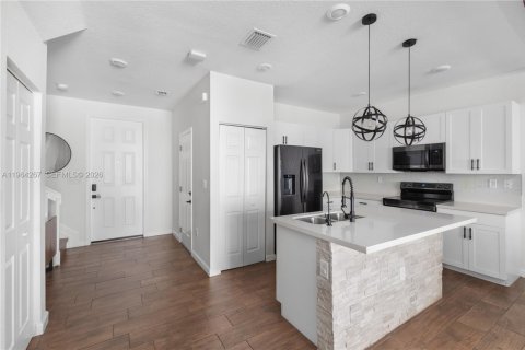 Townhouse in Hialeah, Florida 3 bedrooms, 138.05 sq.m. № 2030430 - photo 13