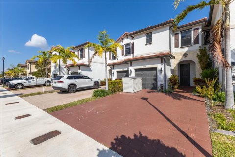 Townhouse in Hialeah, Florida 3 bedrooms, 138.05 sq.m. № 2030430 - photo 2