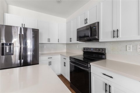 Townhouse in Hialeah, Florida 3 bedrooms, 138.05 sq.m. № 2030430 - photo 17