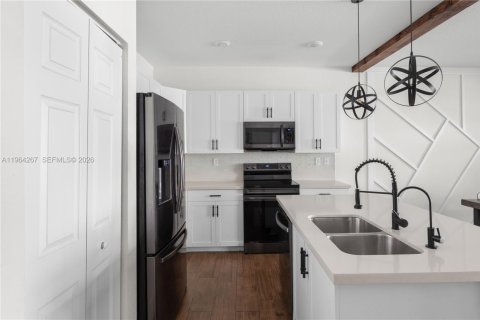 Townhouse in Hialeah, Florida 3 bedrooms, 138.05 sq.m. № 2030430 - photo 14