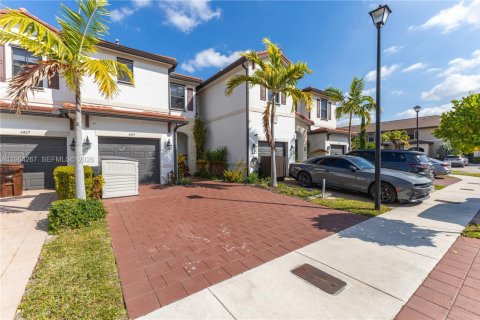 Townhouse in Hialeah, Florida 3 bedrooms, 138.05 sq.m. № 2030430 - photo 3