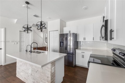 Townhouse in Hialeah, Florida 3 bedrooms, 138.05 sq.m. № 2030430 - photo 15