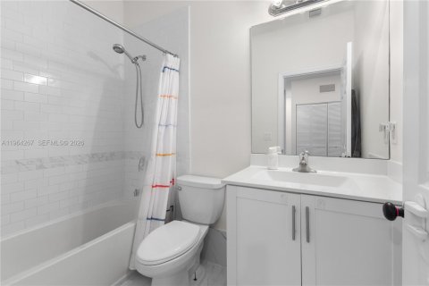 Townhouse in Hialeah, Florida 3 bedrooms, 138.05 sq.m. № 2030430 - photo 27