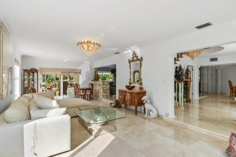 Casa en venta en Hallandale Beach, Florida, 5 dormitorios, 345.41 m2 № 2059780 - foto 11