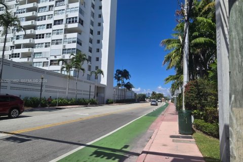 Condo in Miami Beach, Florida, 1 bedroom № 2076116 - photo 2