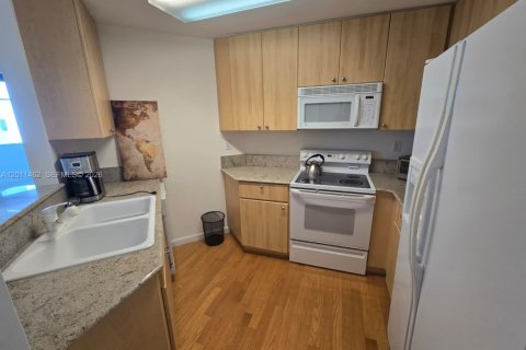 Condo in Miami Beach, Florida, 1 bedroom № 2076116 - photo 8