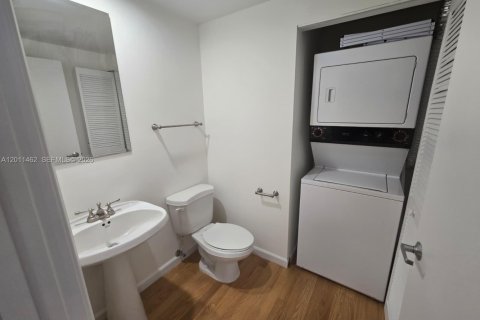 Condo in Miami Beach, Florida, 1 bedroom № 2076116 - photo 9