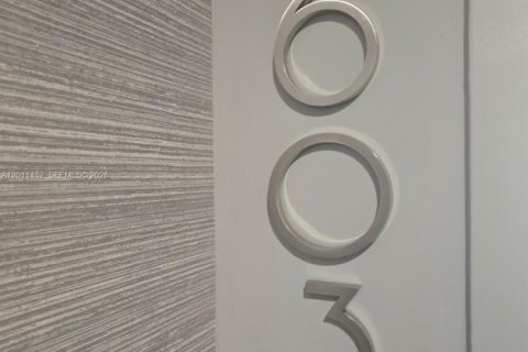 Condo in Miami Beach, Florida, 1 bedroom № 2076116 - photo 12
