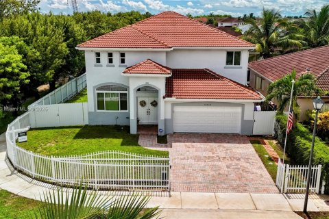 Villa ou maison à vendre à Cutler Bay, Floride: 4 chambres, 242.1 m2 № 1896033 - photo 1
