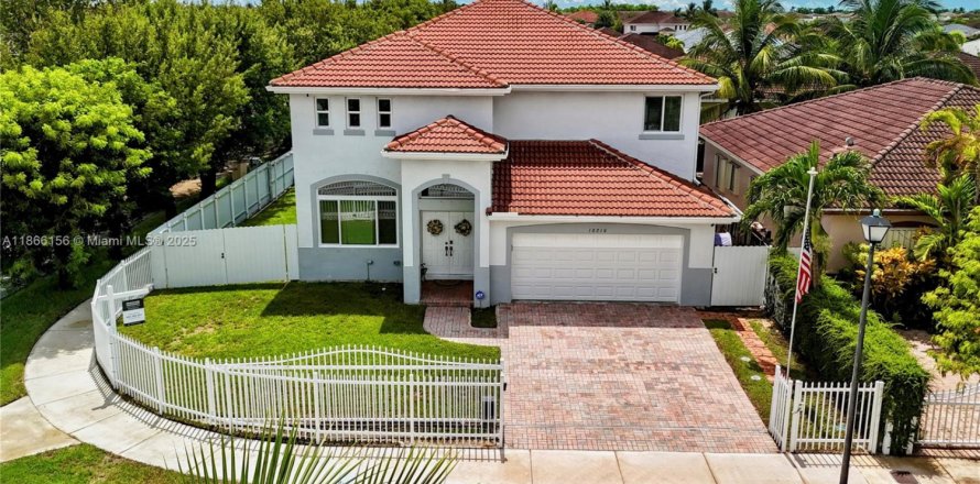 Casa en Cutler Bay, Florida 4 dormitorios, 242.1 m2 № 1896033