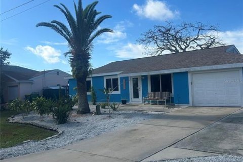 House in Port Charlotte, Florida 3 bedrooms, 109.25 sq.m. № 1879415 - photo 1