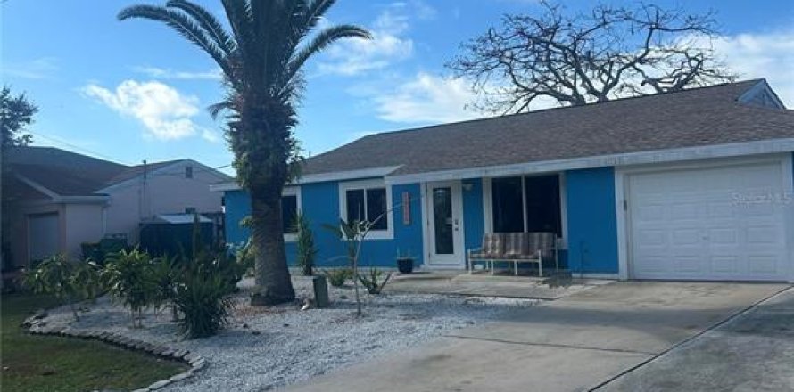 House in Port Charlotte, Florida 3 bedrooms, 109.25 sq.m. № 1879415