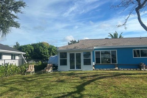 House in Port Charlotte, Florida 3 bedrooms, 109.25 sq.m. № 1879415 - photo 11