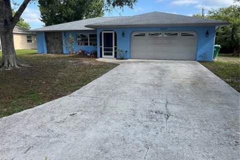 Casa en Port Charlotte, Florida 3 dormitorios, 179.02 m2 № 2131122