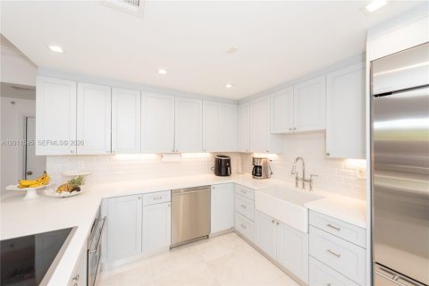Condo in Key Biscayne, Florida, 2 bedrooms  № 2172887 - photo 11