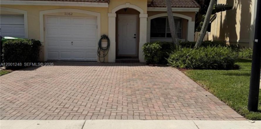 Townhouse in Sunrise, Florida 3 bedrooms, 155.89 sq.m. № 2065805