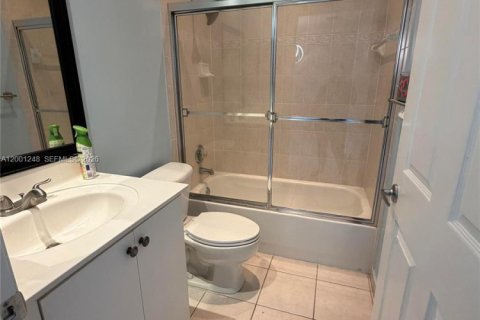 Townhouse in Sunrise, Florida 3 bedrooms, 155.89 sq.m. № 2065805 - photo 11