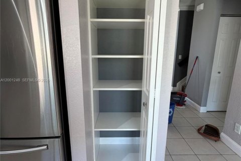 Townhouse in Sunrise, Florida 3 bedrooms, 155.89 sq.m. № 2065805 - photo 10