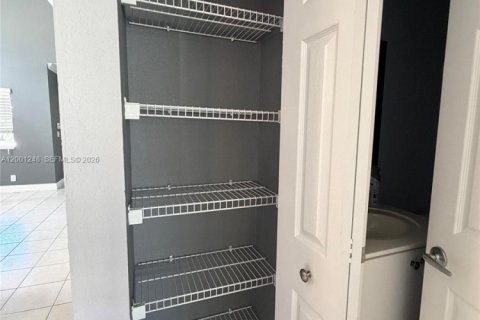 Townhouse in Sunrise, Florida 3 bedrooms, 155.89 sq.m. № 2065805 - photo 12