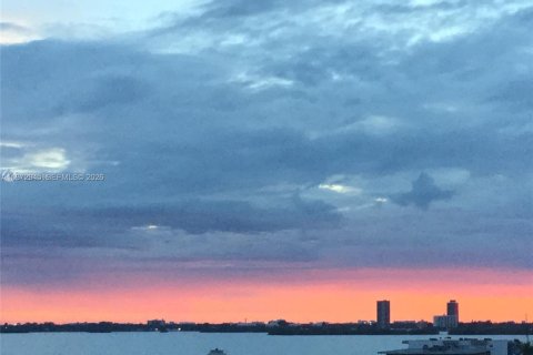 Condo in North Bay Village, Florida, 2 bedrooms  № 2041193 - photo 30