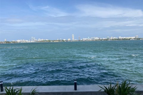 Condo in North Bay Village, Florida, 2 bedrooms  № 2041193 - photo 25