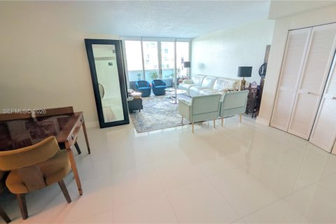 Condo in North Bay Village, Florida, 2 bedrooms  № 2041193 - photo 4