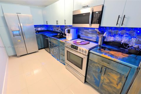 Condo in North Bay Village, Florida, 2 bedrooms  № 2041193 - photo 7