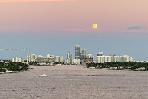Condo in North Bay Village, Florida, 2 bedrooms  № 2041193 - photo 28