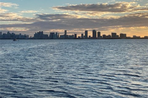 Condo in North Bay Village, Florida, 2 bedrooms  № 2041193 - photo 26