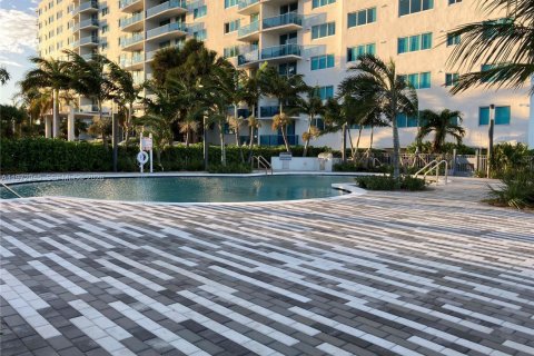 Condo in North Bay Village, Florida, 2 bedrooms  № 2041193 - photo 20