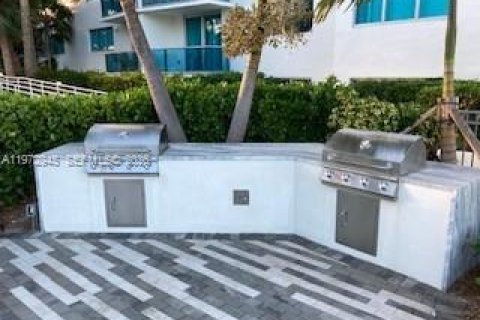 Condo in North Bay Village, Florida, 2 bedrooms  № 2041193 - photo 19