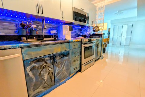 Condo in North Bay Village, Florida, 2 bedrooms  № 2041193 - photo 8