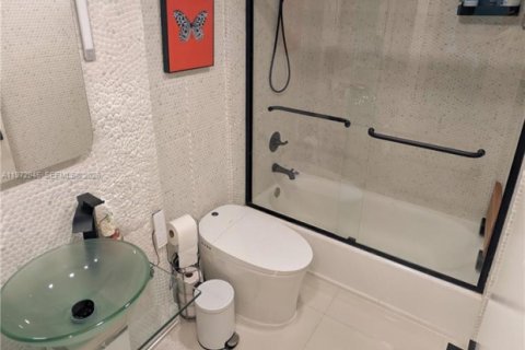 Condo in North Bay Village, Florida, 2 bedrooms  № 2041193 - photo 9