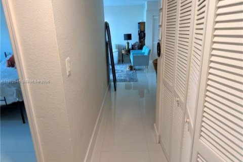 Condo in North Bay Village, Florida, 2 bedrooms  № 2041193 - photo 13